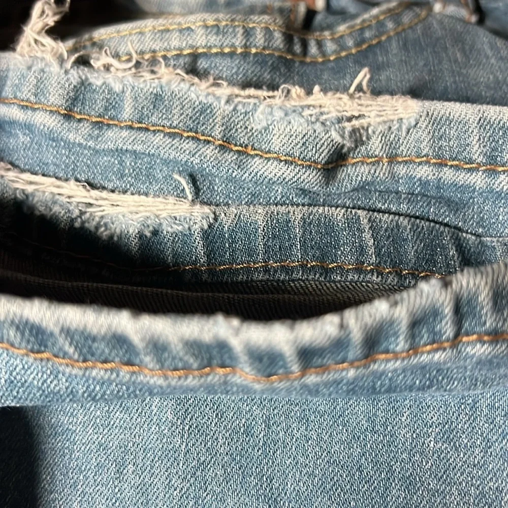 LEVI’S 505 Straight Leg Jeans with Busted Knee. Size 34X32